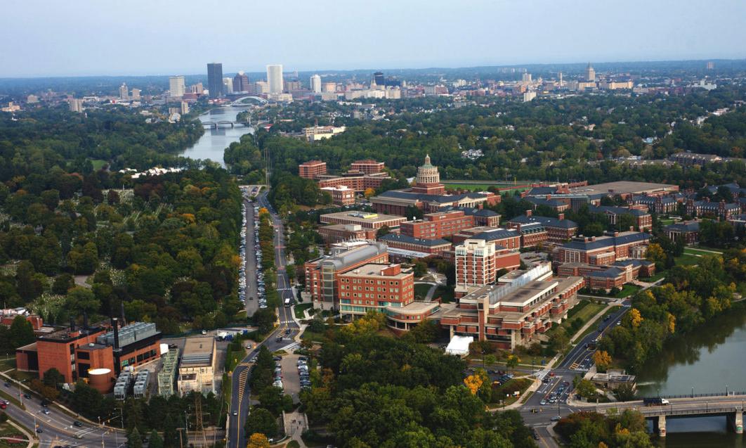 Aerial view of the 澳门威尼斯人网上赌场 campus and the downtown Rochester skyline